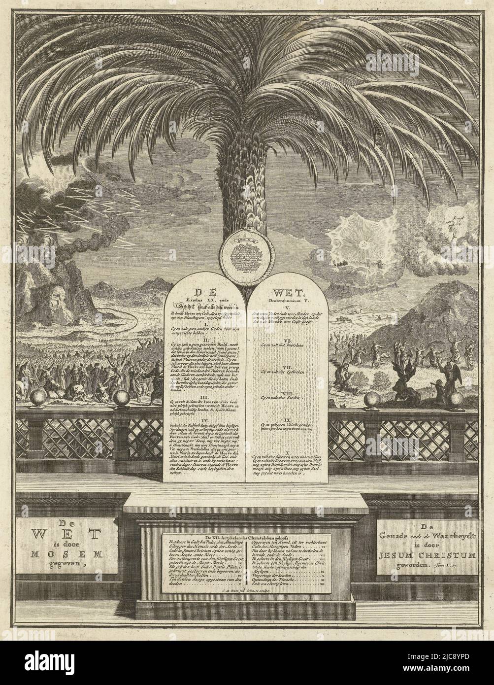 Au centre, deux tablettes de pierre avec les dix Commandements inclinés sur un palmier. En arrière-plan est le Mont Sinaï couvert de nuages et de foudre. Dieu parle au peuple d'Israël réuni au pied de la montagne, les tablettes de la loi, dessinateur: Gerrit de Broen (II), (mentionné sur l'objet), dessinateur intermédiaire: Gerrit de Broen (II), (mentionné sur l'objet), Amsterdam, c. 1720 - c. 1774, papier, gravure, gravure, h 353 mm × l 273 mm Banque D'Images