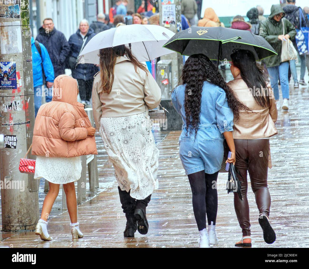 Glasgow, Écosse, Royaume-Uni 11 juin 2022. Météo au Royaume-Uni: Tempête Alex apparaît comme de forts vents et de fortes pluies battent la ville cet après-midi. Crédit Gerard Ferry/Alay Live News Banque D'Images