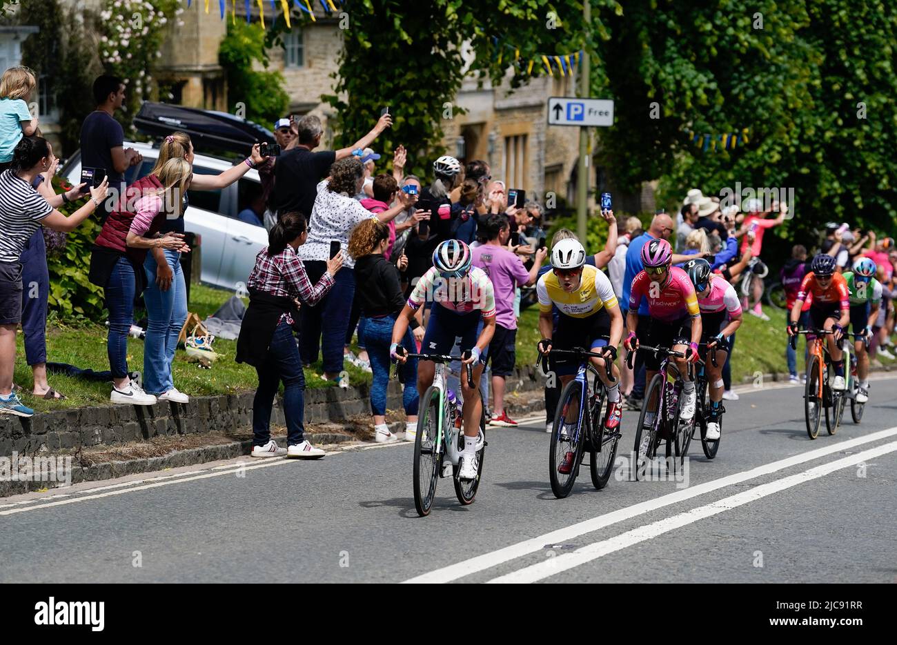 Grace Brown de l'équipe FDJ Nouvelle-Aquitaine Futuroscope (2nd à gauche) fait son chemin vers le haut de la colline à Burford, Oxfordshire, pendant la sixième étape de la tournée des femmes de Chipping Norton à Oxford pendant la sixième étape de la tournée des femmes de Chipping Norton à Oxford. Date de la photo: Samedi 11 juin 2022. Banque D'Images