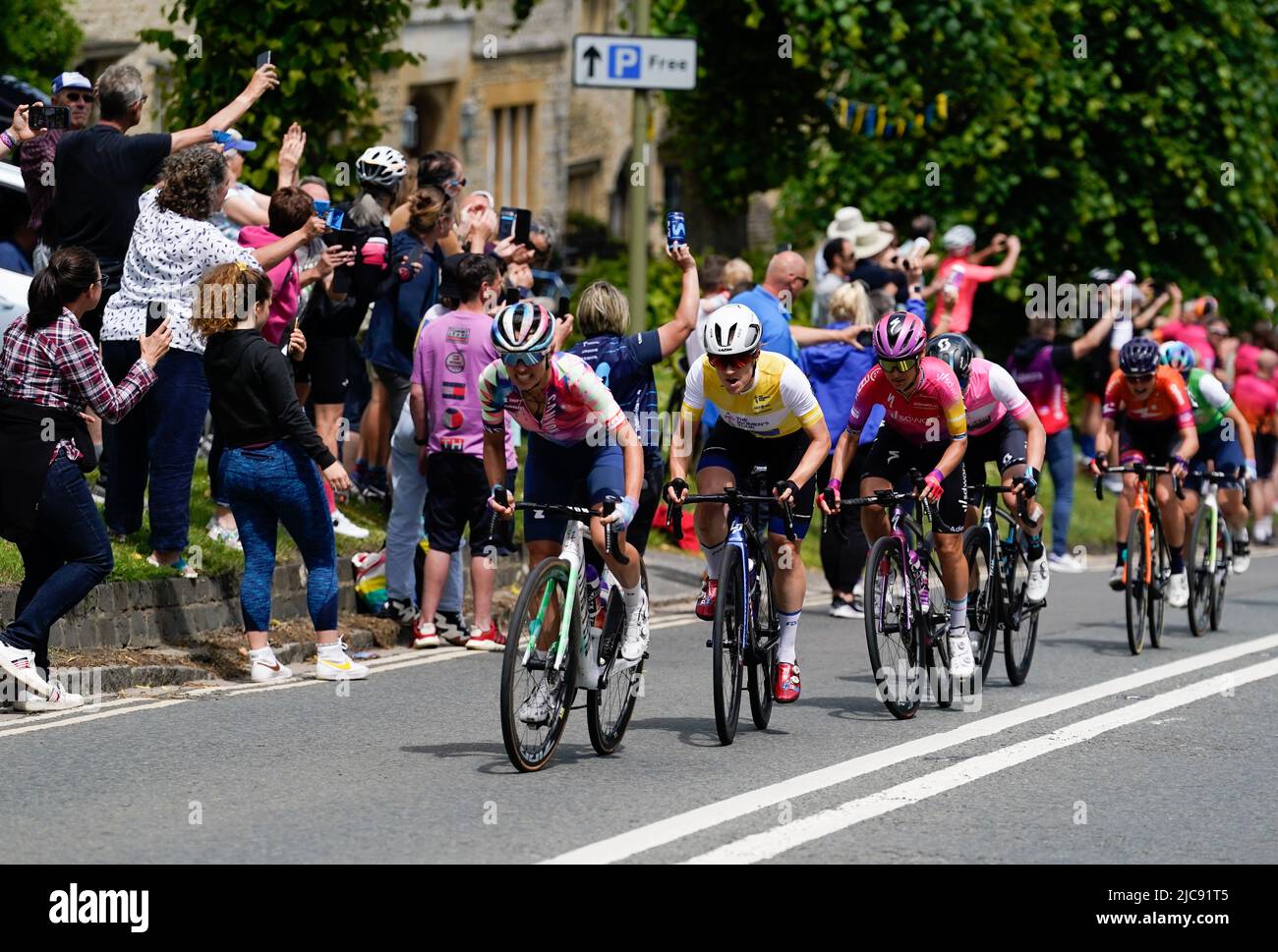 Grace Brown de l'équipe FDJ Nouvelle-Aquitaine Futuroscope (2nd à gauche) fait son chemin vers le haut de la colline à Burford, Oxfordshire, pendant la sixième étape de la tournée des femmes de Chipping Norton à Oxford pendant la sixième étape de la tournée des femmes de Chipping Norton à Oxford. Date de la photo: Samedi 11 juin 2022. Banque D'Images