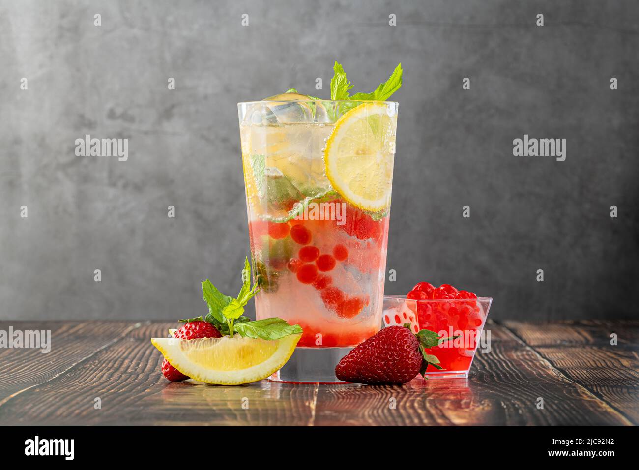 Mojito à la fraise et au boba Banque D'Images