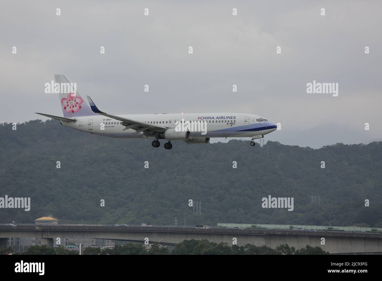 B-18617 China Airlines Boeing 737-800 débarque à l'aéroport de Taipei Songshan (TSA, RCSS), à Taïwan. Banque D'Images