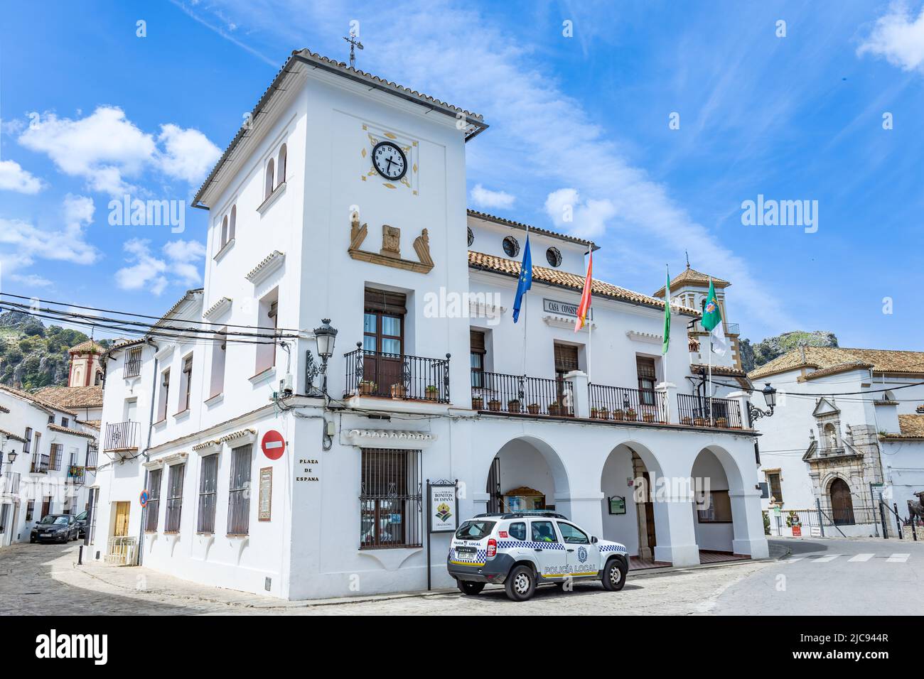 Grazalema, Cadix, Espagne - 1 mai 2022: Hôtel de ville de Grazalema dans la Sierra de Grazalema (montagnes de Grazalema), un des villages de la route des blancs Banque D'Images
