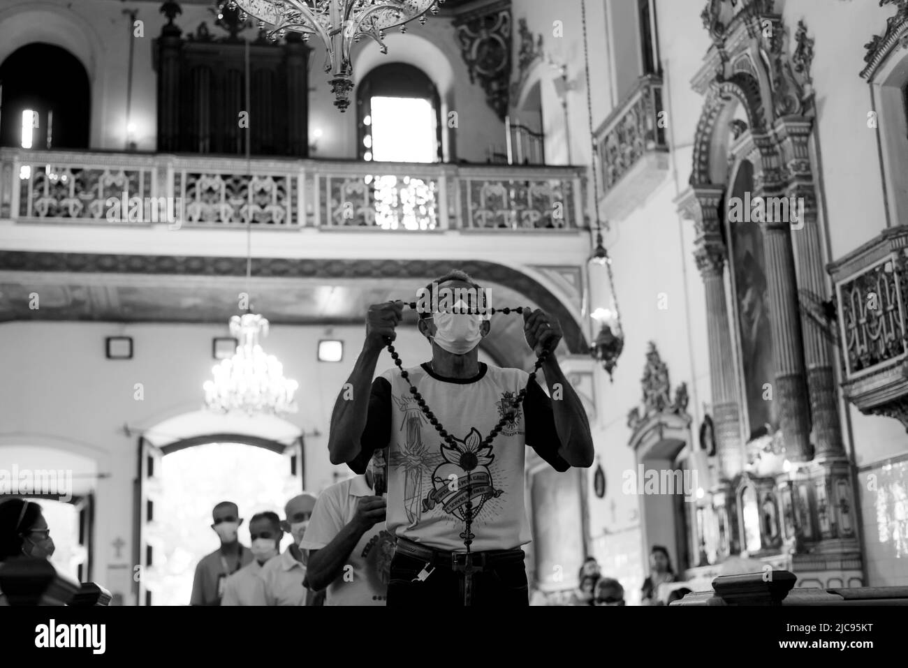 Salvador, Bahia, Brésil - 08 mai 2022 : prière fidèle à l'intérieur de l'église de Senhor do Bonfim à Salvador, Bahia. Banque D'Images