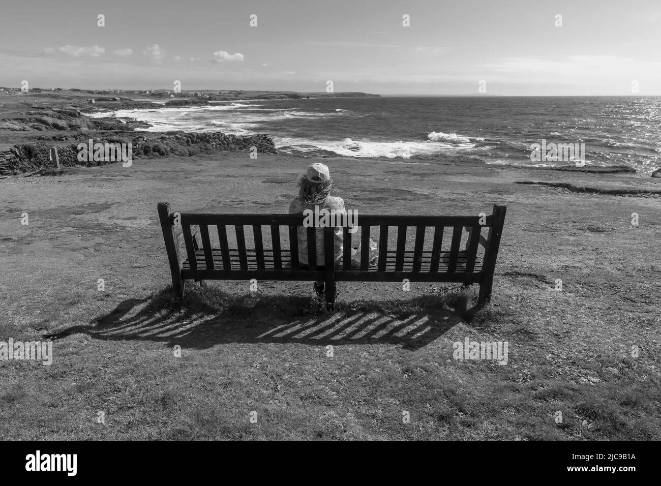 Assis un moment, attendre, regarder, penser... La côte de Cornouailles exposée à Boobys Bay Beach, Trevose Head à Cornwall, dans le sud-ouest de l'Angleterre. Banque D'Images