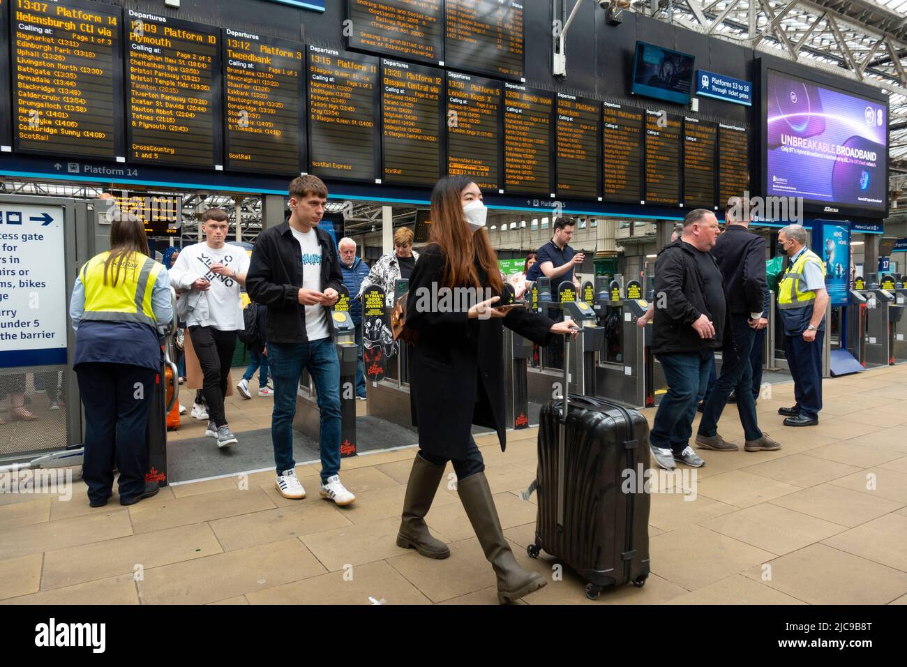 Édimbourg, Écosse, Royaume-Uni. 11 juin 2022. Les pénuries de conducteurs ont causé d'autres perturbations aux services ferroviaires exploités aujourd'hui par ScotRail à la gare Waverley d'Édimbourg. Bien que le différend avec les chauffeurs de train ASLEF semble avoir été résolu, il n'y a pas eu de retour à un service complet de train en Écosse. D'autres syndicats de la fonction publique prévoient désormais une action de grève en fonction des salaires et des conditions, ce qui pourrait entraîner d'autres perturbations en Écosse. Pic ; les passagers quittent les portes d'embarquement à la gare de Waverley. Iain Masterton/Alay Live News Banque D'Images