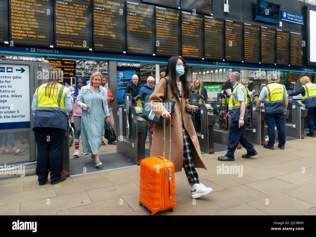 Édimbourg, Écosse, Royaume-Uni. 11 juin 2022. Les pénuries de conducteurs ont causé d'autres perturbations aux services ferroviaires exploités aujourd'hui par ScotRail à la gare Waverley d'Édimbourg. Bien que le différend avec les chauffeurs de train ASLEF semble avoir été résolu, il n'y a pas eu de retour à un service complet de train en Écosse. D'autres syndicats de la fonction publique prévoient désormais une action de grève en fonction des salaires et des conditions, ce qui pourrait entraîner d'autres perturbations en Écosse. Pic ; les passagers quittent les portes d'embarquement à la gare de Waverley. Iain Masterton/Alay Live News Banque D'Images