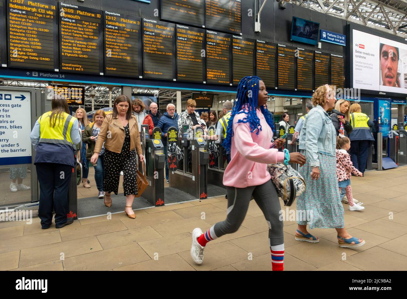 Édimbourg, Écosse, Royaume-Uni. 11 juin 2022. Les pénuries de conducteurs ont causé d'autres perturbations aux services ferroviaires exploités aujourd'hui par ScotRail à la gare Waverley d'Édimbourg. Bien que le différend avec les chauffeurs de train ASLEF semble avoir été résolu, il n'y a pas eu de retour à un service complet de train en Écosse. D'autres syndicats de la fonction publique prévoient désormais une action de grève en fonction des salaires et des conditions, ce qui pourrait entraîner d'autres perturbations en Écosse. Pic ; les passagers quittent les portes d'embarquement à la gare de Waverley. Iain Masterton/Alay Live News Banque D'Images