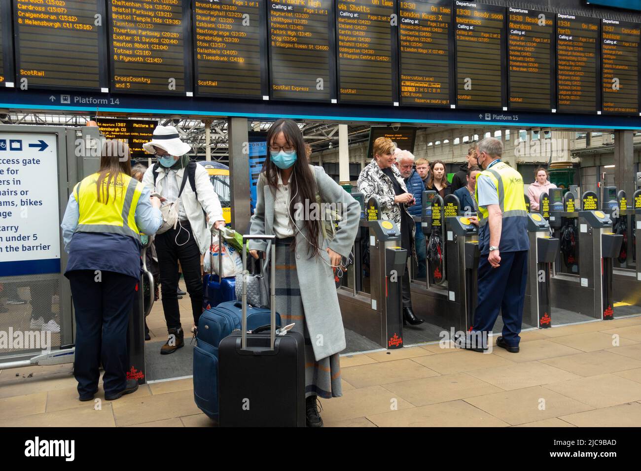 Édimbourg, Écosse, Royaume-Uni. 11 juin 2022. Les pénuries de conducteurs ont causé d'autres perturbations aux services ferroviaires exploités aujourd'hui par ScotRail à la gare Waverley d'Édimbourg. Bien que le différend avec les chauffeurs de train ASLEF semble avoir été résolu, il n'y a pas eu de retour à un service complet de train en Écosse. D'autres syndicats de la fonction publique prévoient désormais une action de grève en fonction des salaires et des conditions, ce qui pourrait entraîner d'autres perturbations en Écosse. Pic ; les passagers quittent les portes d'embarquement à la gare de Waverley. Iain Masterton/Alay Live News Banque D'Images