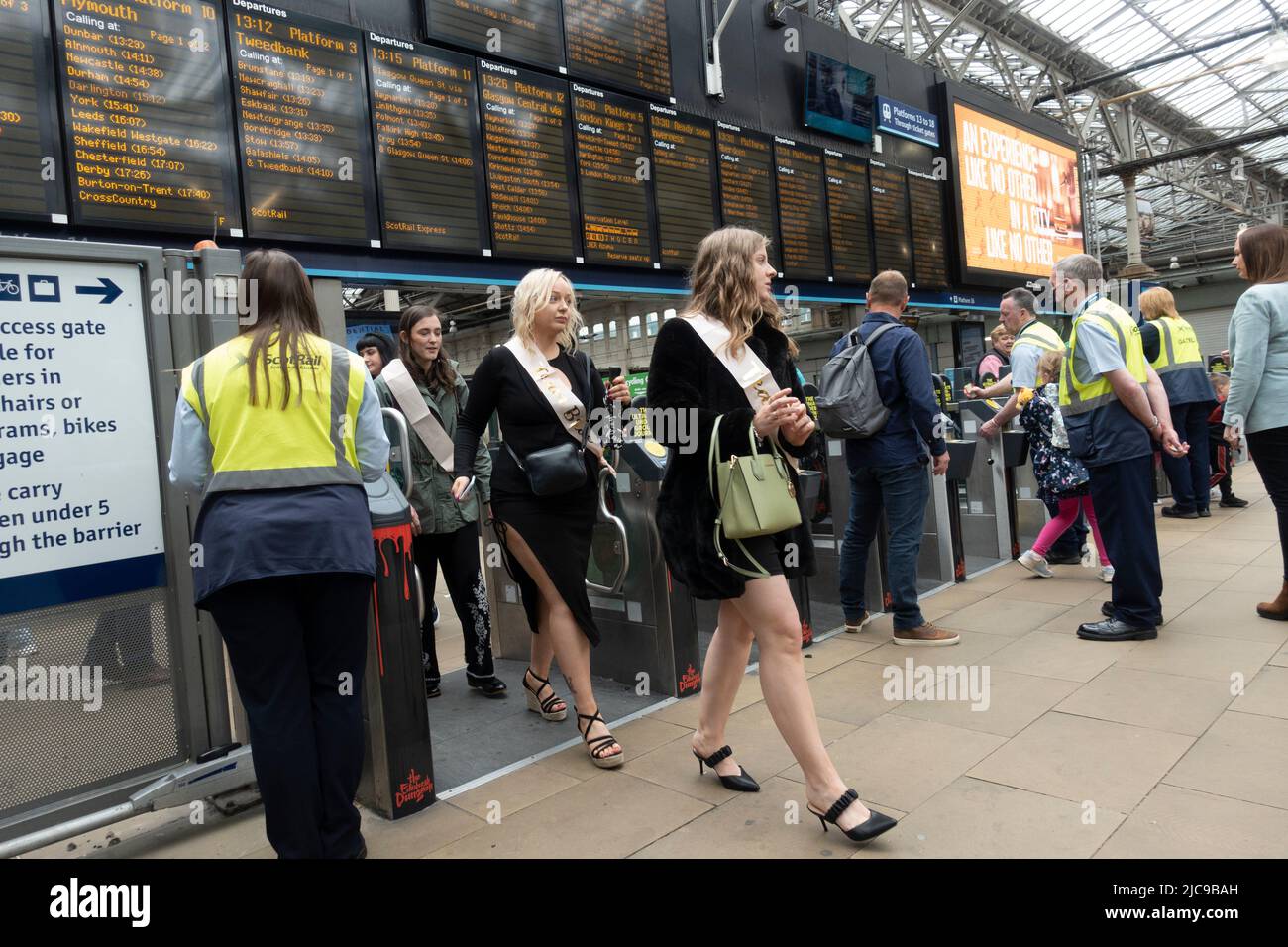 Édimbourg, Écosse, Royaume-Uni. 11 juin 2022. Les pénuries de conducteurs ont causé d'autres perturbations aux services ferroviaires exploités aujourd'hui par ScotRail à la gare Waverley d'Édimbourg. Bien que le différend avec les chauffeurs de train ASLEF semble avoir été résolu, il n'y a pas eu de retour à un service complet de train en Écosse. D'autres syndicats de la fonction publique prévoient désormais une action de grève en fonction des salaires et des conditions, ce qui pourrait entraîner d'autres perturbations en Écosse. Pic ; les passagers quittent les portes d'embarquement à la gare de Waverley. Iain Masterton/Alay Live News Banque D'Images