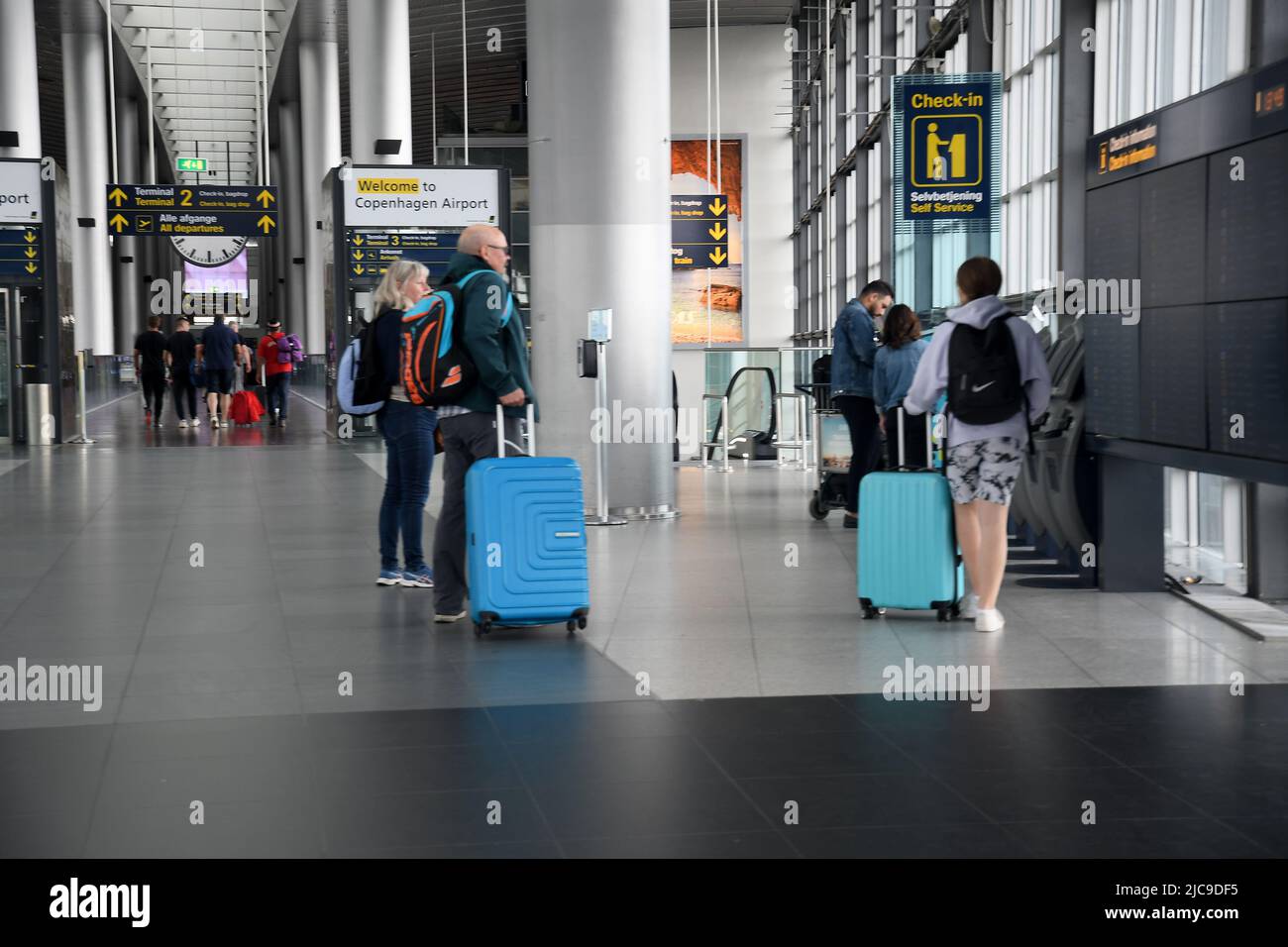 Kastrup/Copenhagen/Denmark/11 juin 2022/voyageurs partant du terminal 3 depuis l'aéroport international de Copenhague à Kastrup. (Photo..Francis Joseph Dean/Deanimages) Banque D'Images
