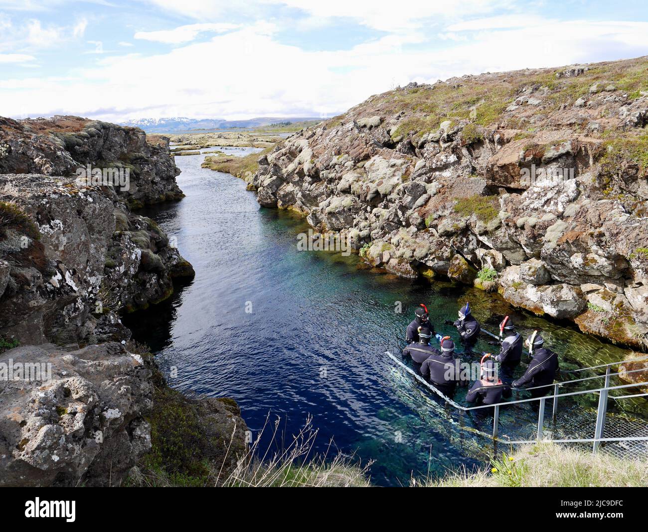 Plongée sous-marine à Silfra Rift, où les plaques tectoniques eurasiennes  et américaines sont divisées dans le parc national de Thingvellir, en  Islande. Photo de haute qualité Photo Stock - Alamy