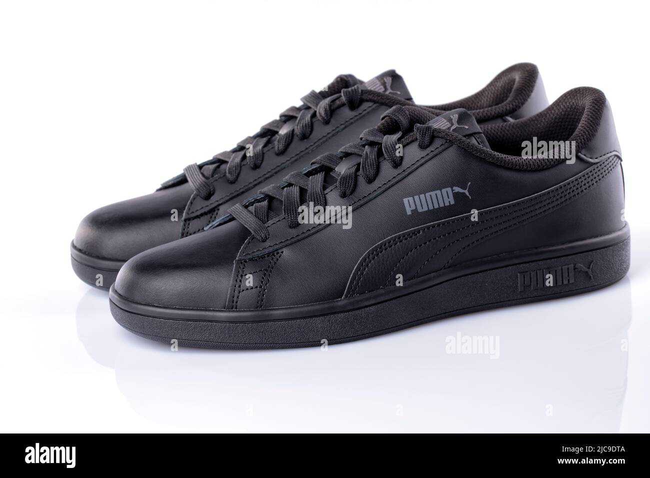 Détail des nouvelles sneakers Puma Smash v2 de couleur noire isolées sur  blanc. Photo prise sur 10 juin 2022 en Espagne Photo Stock - Alamy