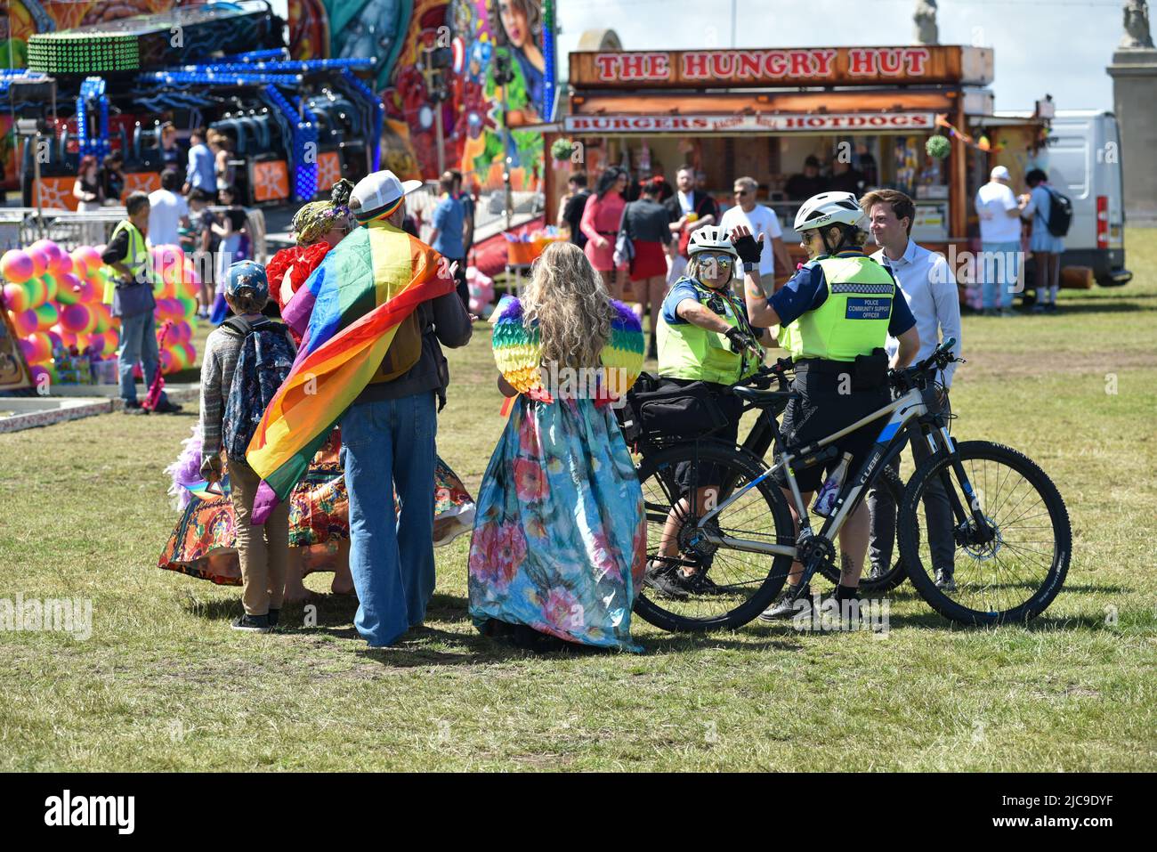 Des policiers communautaires qui interagissent avec le public au festival Pride 2022 de Portsmouth. Banque D'Images