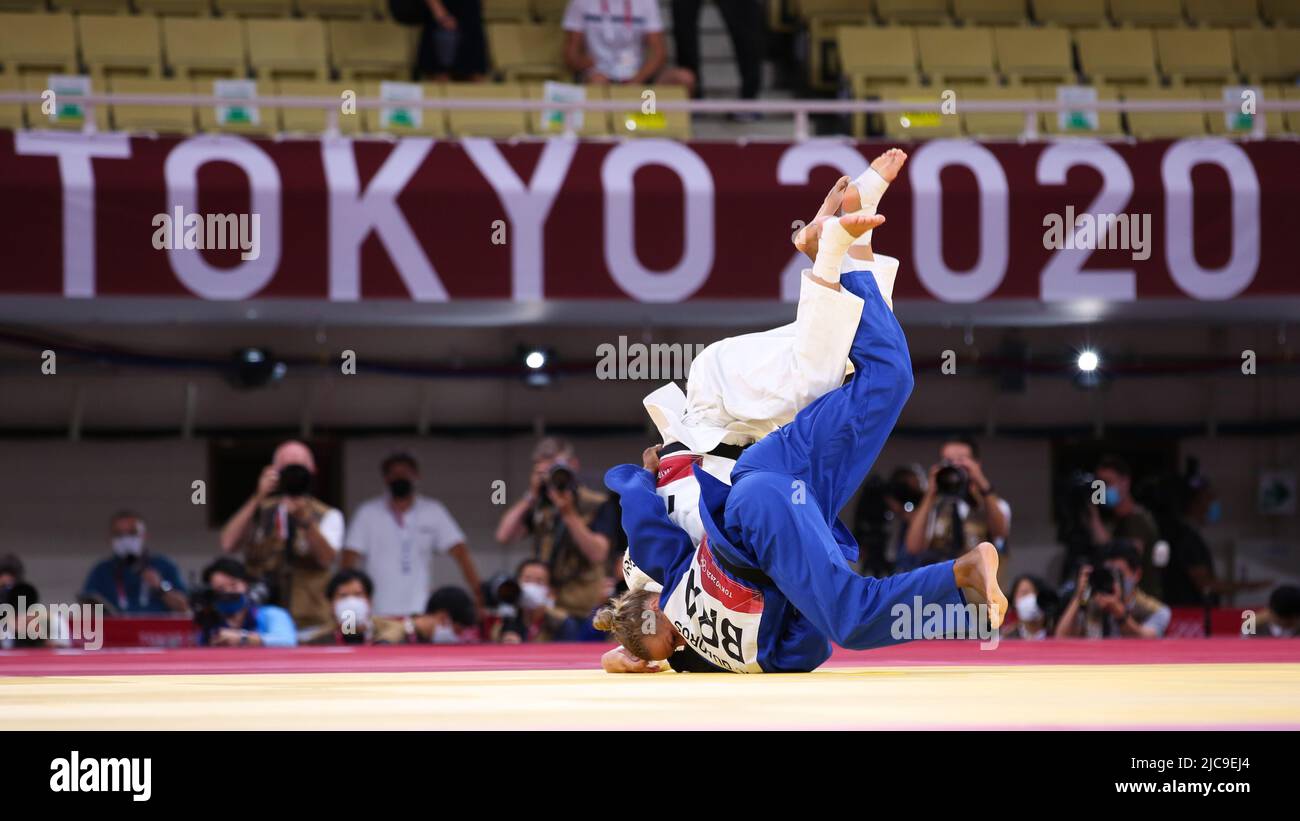 27th juillet 2021 - TOKYO, JAPON: Juul Franssen des pays-Bas (blanc) défaites Ketleyn Quadros du Brésil (bleu) dans le Repechage des Judo femmes -63 k Banque D'Images