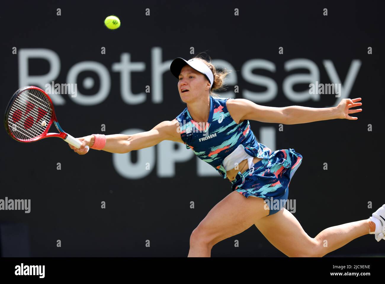 11th juin 2022; Nottingham tennis Centre, Nottingham, Angleterre: Rothesay Open Nottingham Lawn tennis Tournament; Viktorija Golubic retourne un service de Alison Riske Banque D'Images