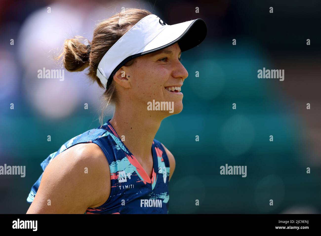11th juin 2022; Nottingham tennis Centre, Nottingham, Angleterre: Rothesay Open Nottingham Lawn tennis Tournament; Viktorija Golubic sourit comme elle tient son service avec Alison Riske Banque D'Images