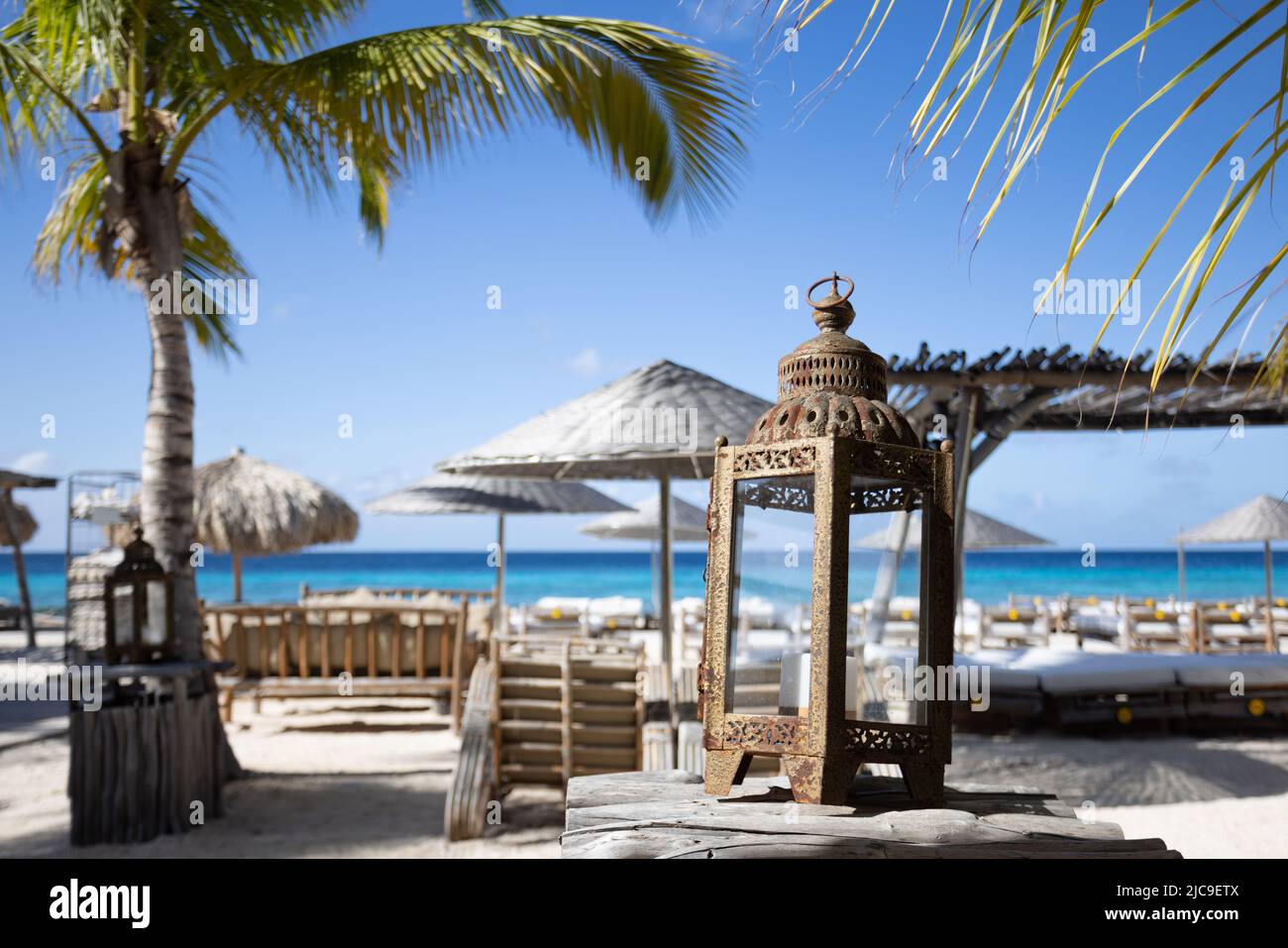 Lanterne vintage sur fond de club de plage tropical. Banque D'Images