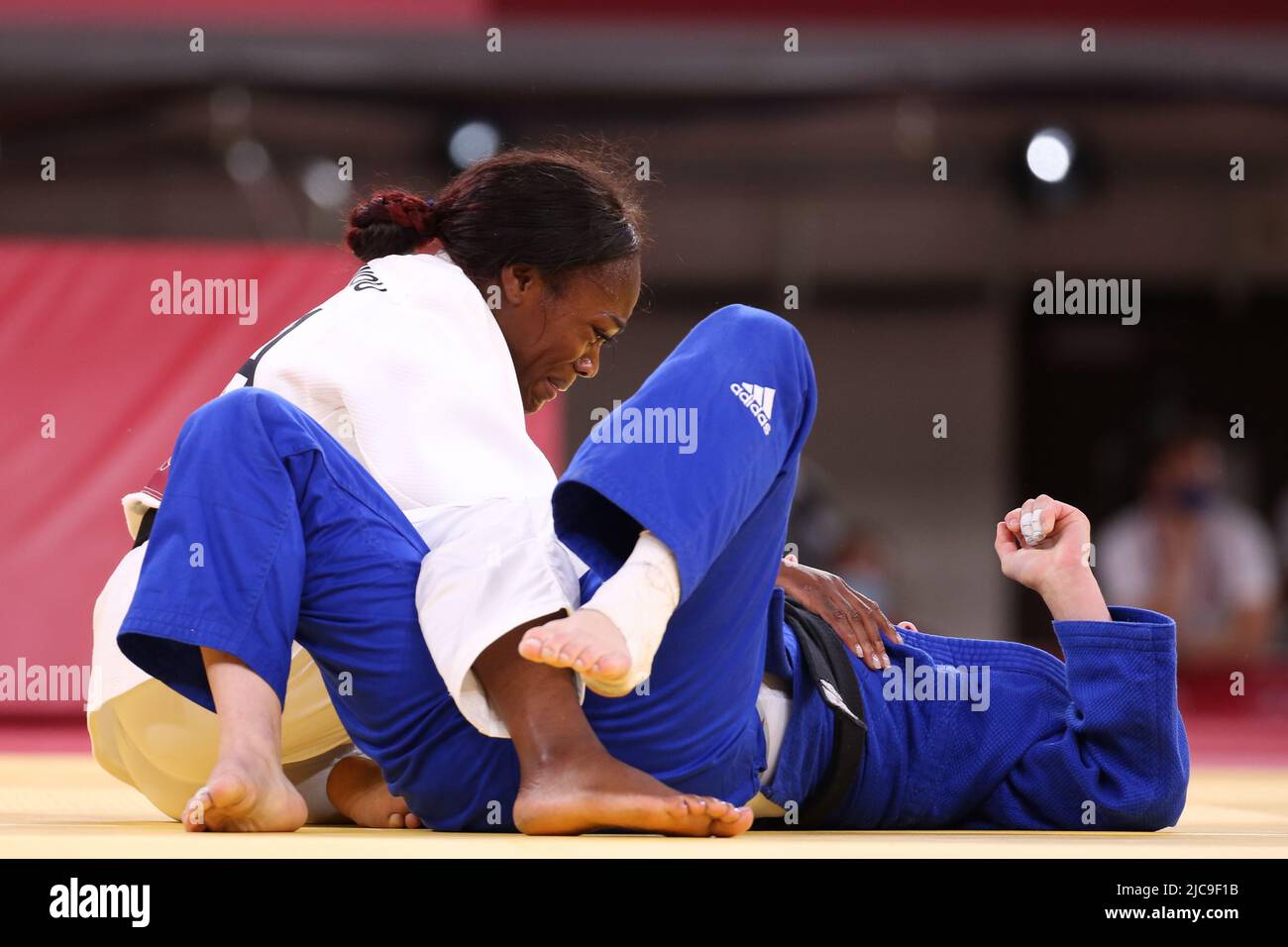 27th JUILLET 2021 - TOKYO, JAPON: Clarisse Agbegnenou de France (blanc) bat Tina Trstenjak de Slovénie (bleu) dans le Concours de Médaille d'Or du Judo Banque D'Images