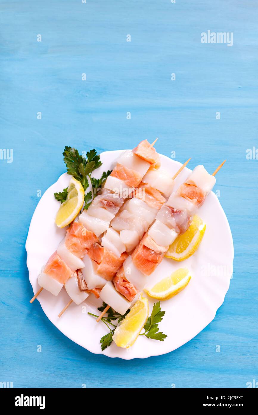 Brochettes savoureuses de poisson frais avec légumes. Banque D'Images