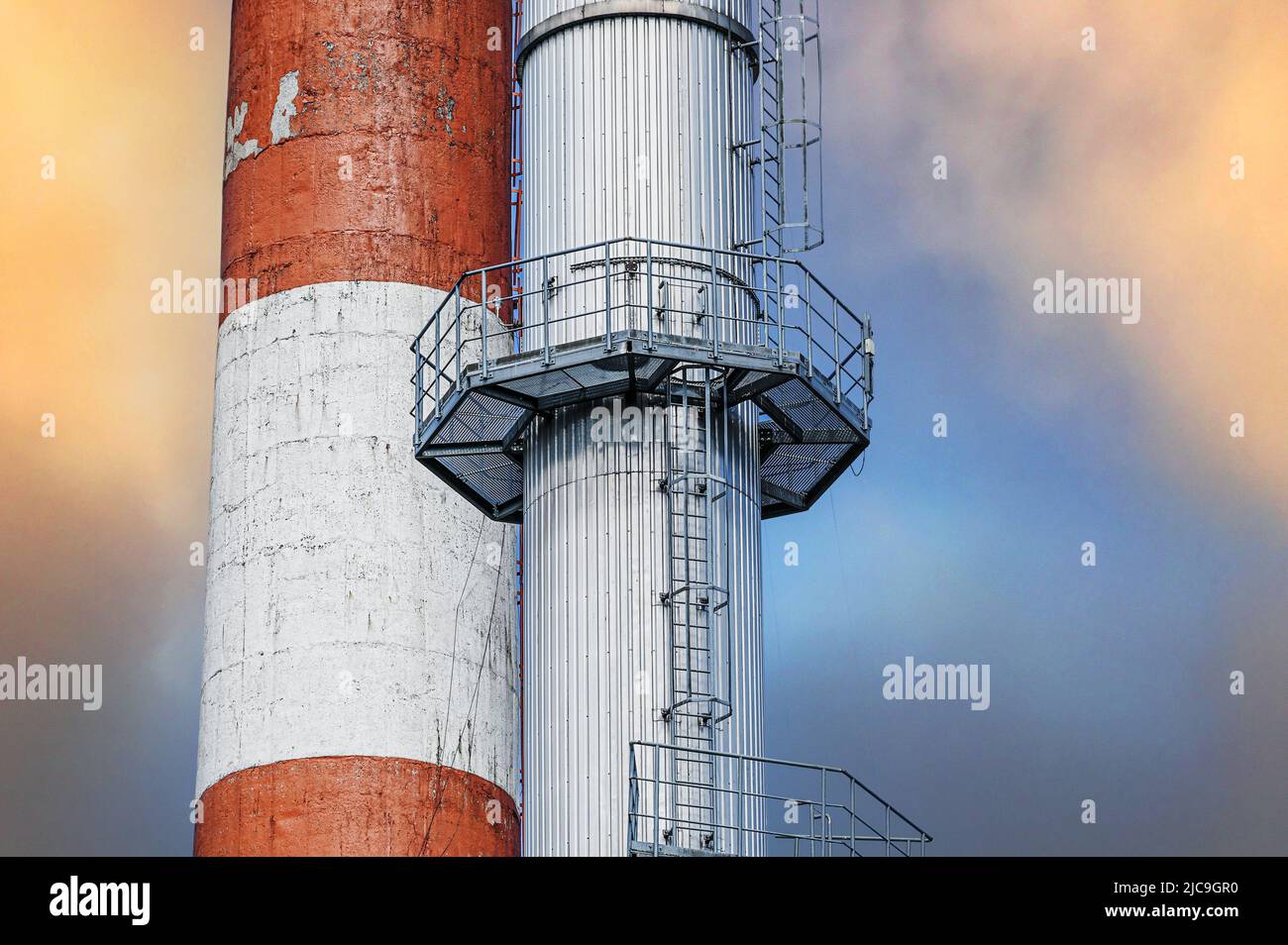 plusieurs cheminées industrielles contre un ciel fumé. fragment de cheminées hautes d'une centrale au charbon. Banque D'Images