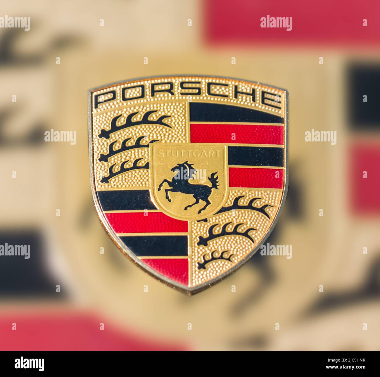 Bucarest, Roumanie - 05.20.2022 : logo détaillé du constructeur automobile allemand Porsche AG Banque D'Images