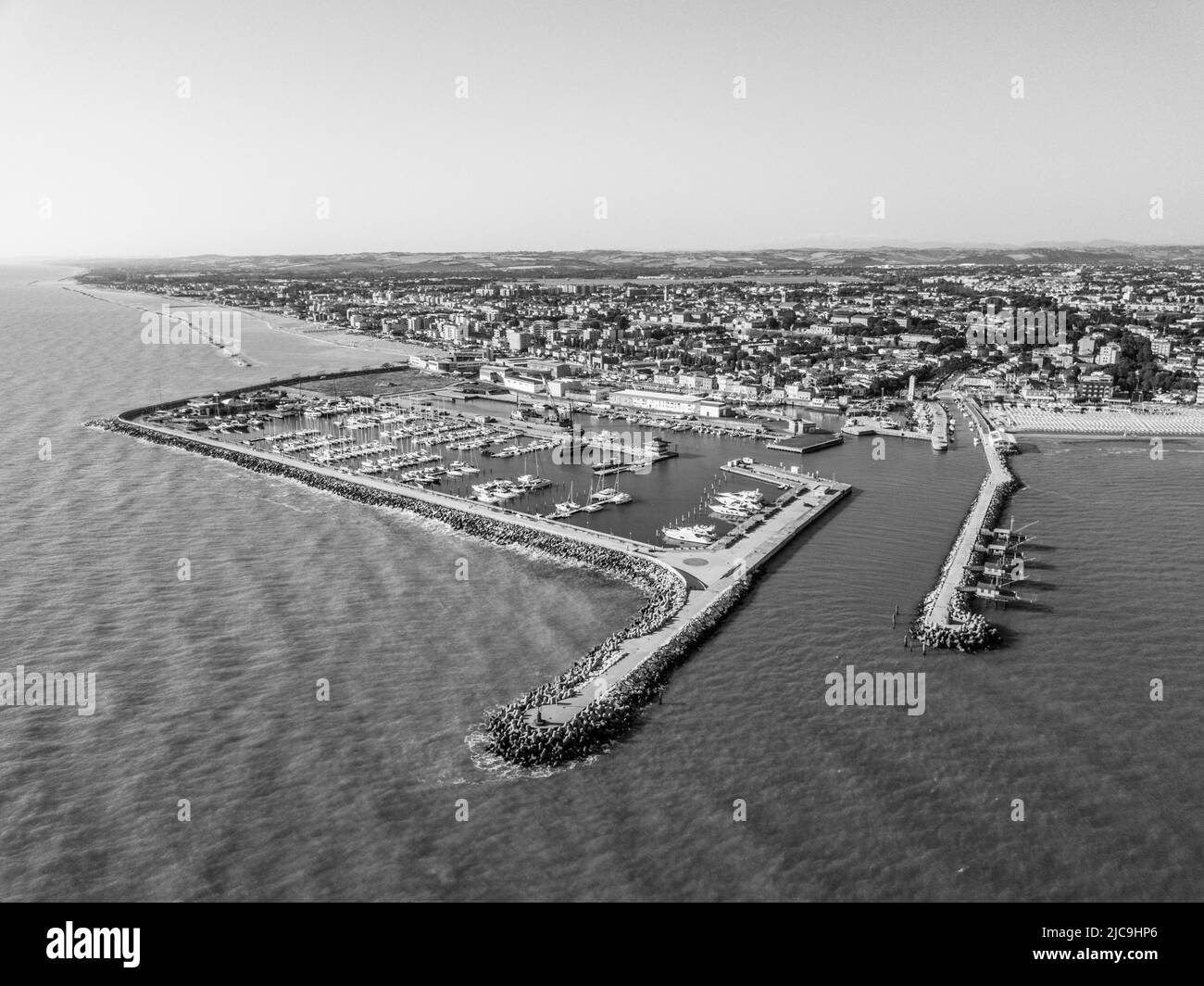 Italie, juin 2022; vue aérienne de Fano avec sa mer, ses plages, son port, ses parapluies Banque D'Images