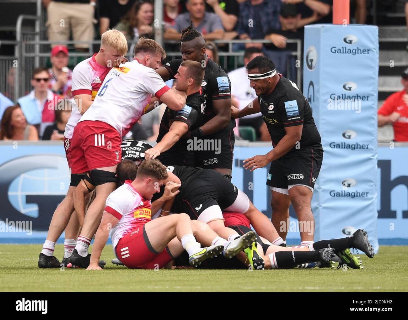 11th juin 2022 ; Stade StoneX, Hendon, Angleterre : semi-finale de rugby Gallagher Premiership, Saracens versus Harlequins ; joueurs des deux équipes se battent sur le terrain Banque D'Images