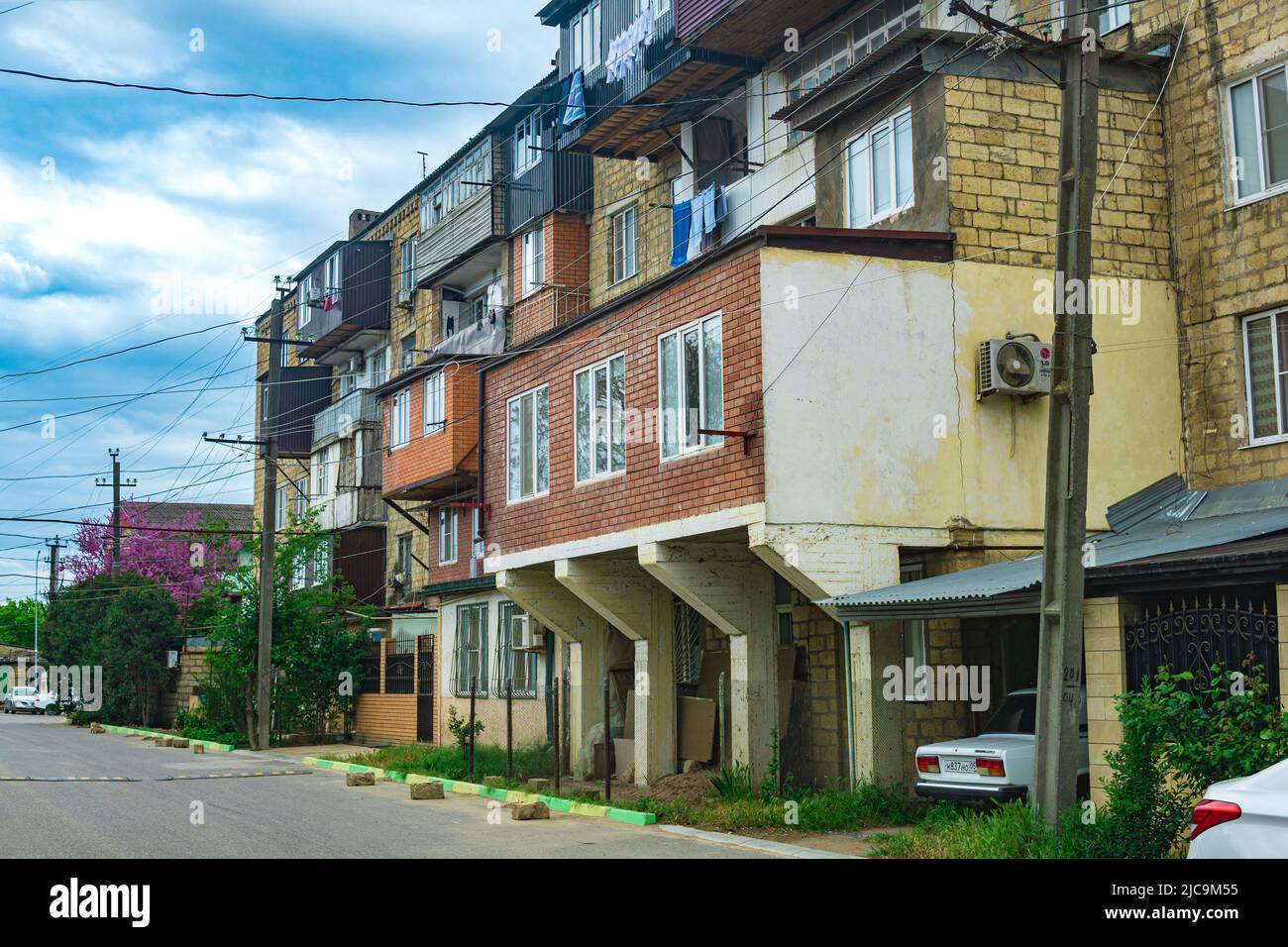 Derbent, Russie - 09 mai 2022: Immeuble résidentiel de plusieurs étages avec éléments de construction illégale au Daghestan Banque D'Images