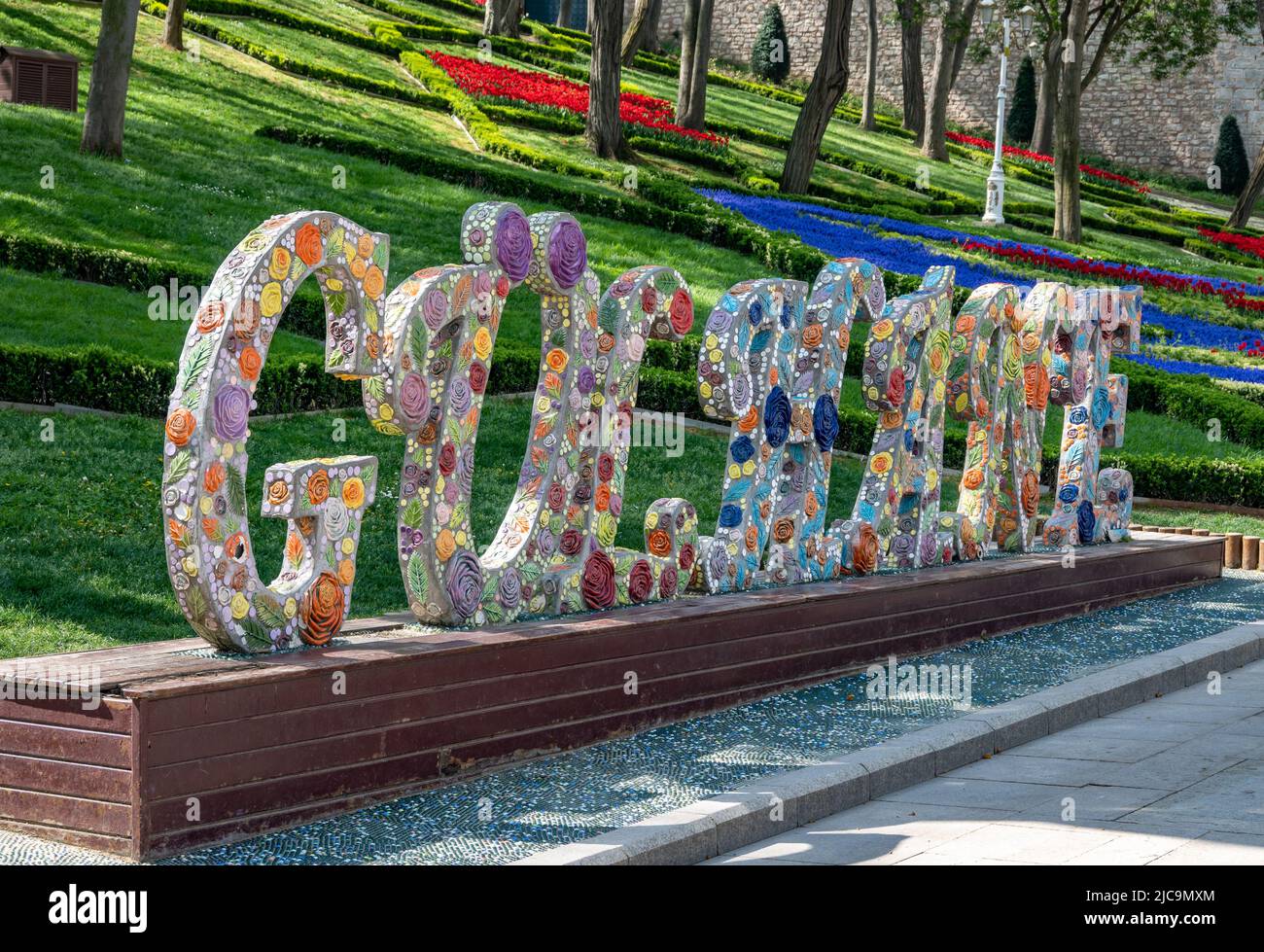 Panneau coloré à l'entrée du parc Gülhane, Istanbul, Türkiye. Banque D'Images