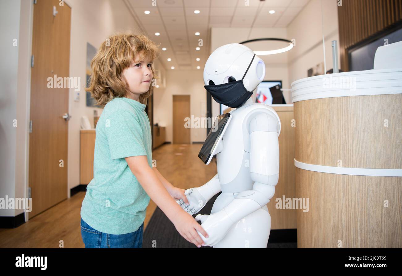 kid interagit avec le robot comme technologie innovante, la communication Banque D'Images