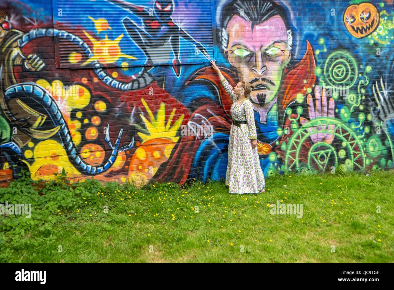 Brentwood Essex 11th juin 2022 deux peintures murales de parc de skateboard ont été présentées dans le cadre du sentier annuel de l'art Brentwood l'artiste de la peinture murale est Darko, photographié Villene Hyam organisateur du sentier artistique de Brentwood, crédit: Ian Davidson/Alay Live News Banque D'Images