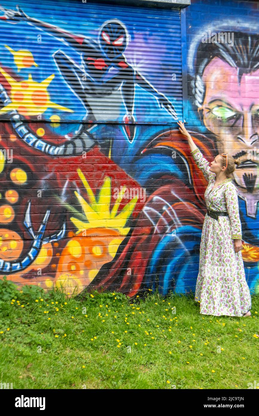 Brentwood Essex 11th juin 2022 deux peintures murales du parc à skateboard ont été présentées dans le cadre de la peinture murale annuelle du sentier d'art Brentwood par Darko, l'organisateur de la piste d'art Brentwood, photo de Villene Hyam, crédit: Ian Davidson/Alay Live News Banque D'Images