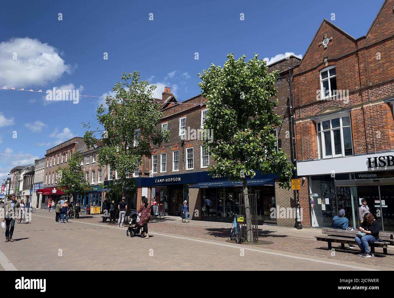 Newbury, Berkshire, Angleterre, Royaume-Uni. 2022. Les acheteurs sur la High Street à Newbury un après-midi ensoleillé. Angleterre Royaume-Uni. Banque D'Images