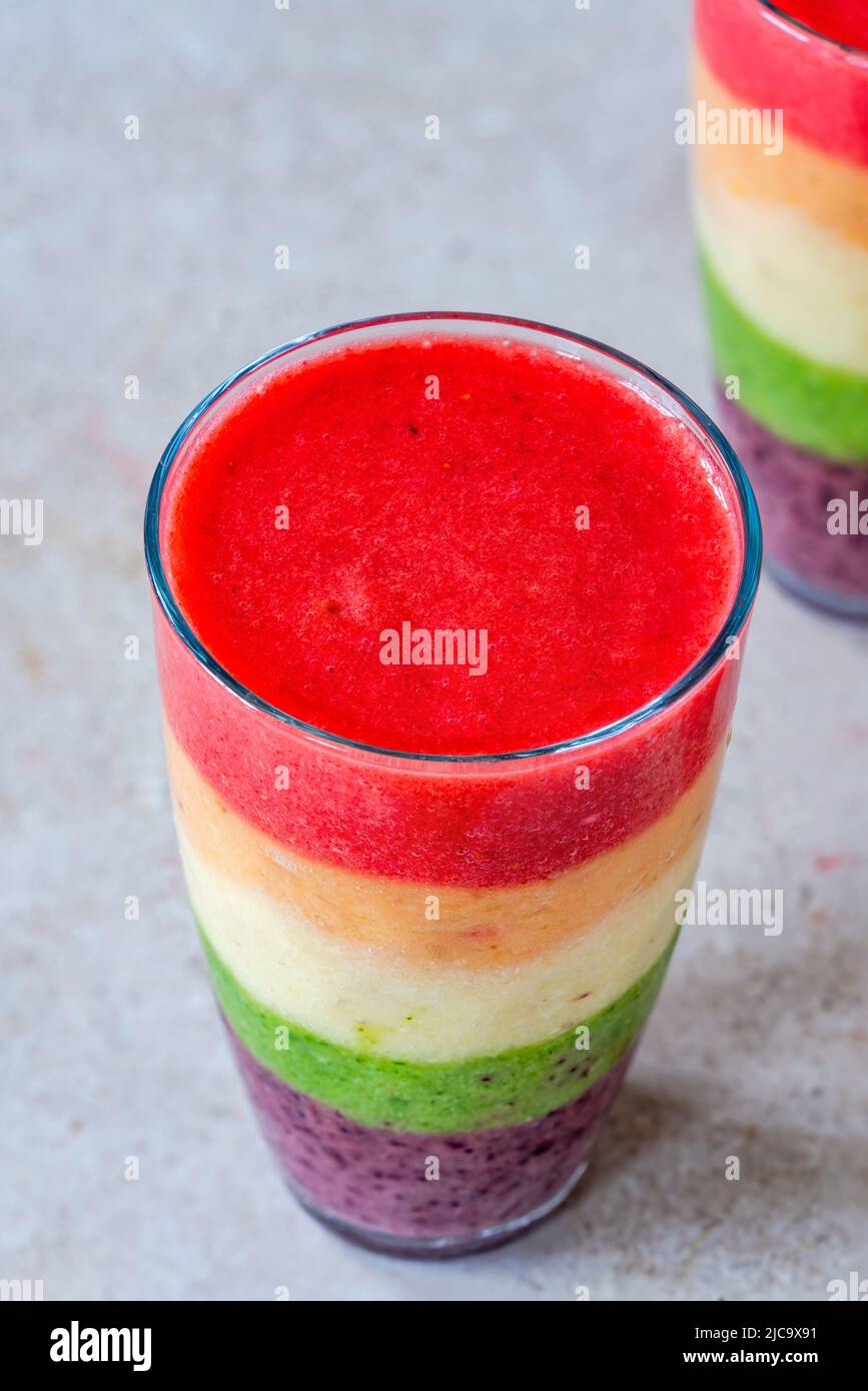 Smoothie coloré aux fruits bordés d'arc-en-ciel Banque D'Images