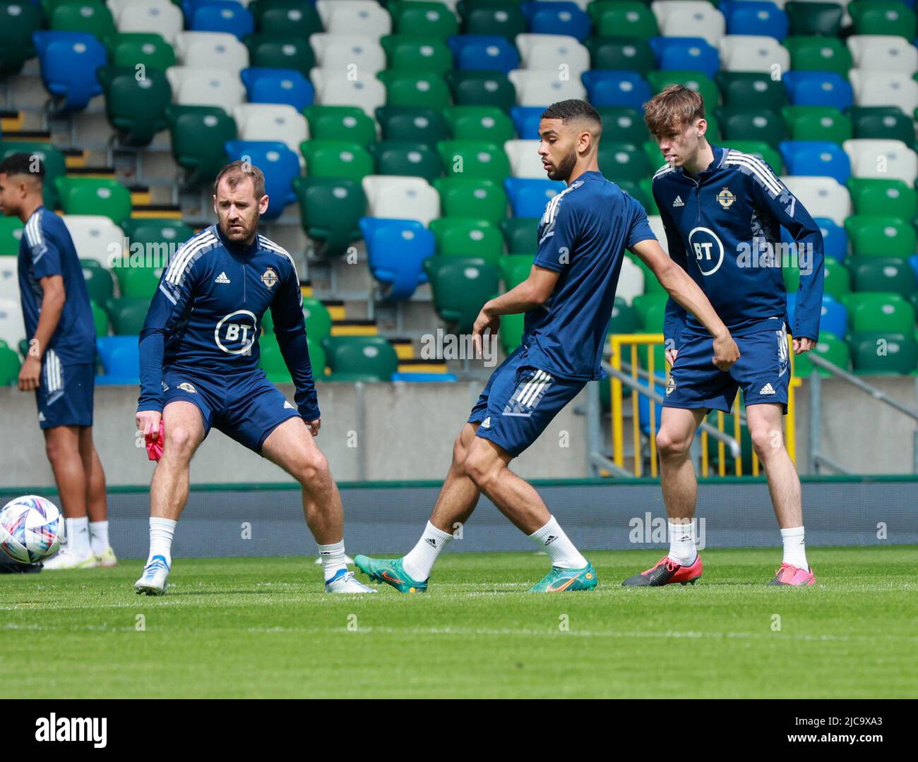 Stade national de football à Windsor Park, Belfast, Irlande du Nord, Royaume-Uni. 11 juin 2022. L'équipe d'Irlande du Nord s'entraîne avant le match de demain après-midi contre Chypre. Les deux équipes ont un point des trois jeux déjà joués dans cette phase de la ligue. Brodie Spencer fait le col tandis que Conor Bradley et Niall McGimm (à gauche) regardent. Crédit : David Hunter/Alay Live News. Banque D'Images