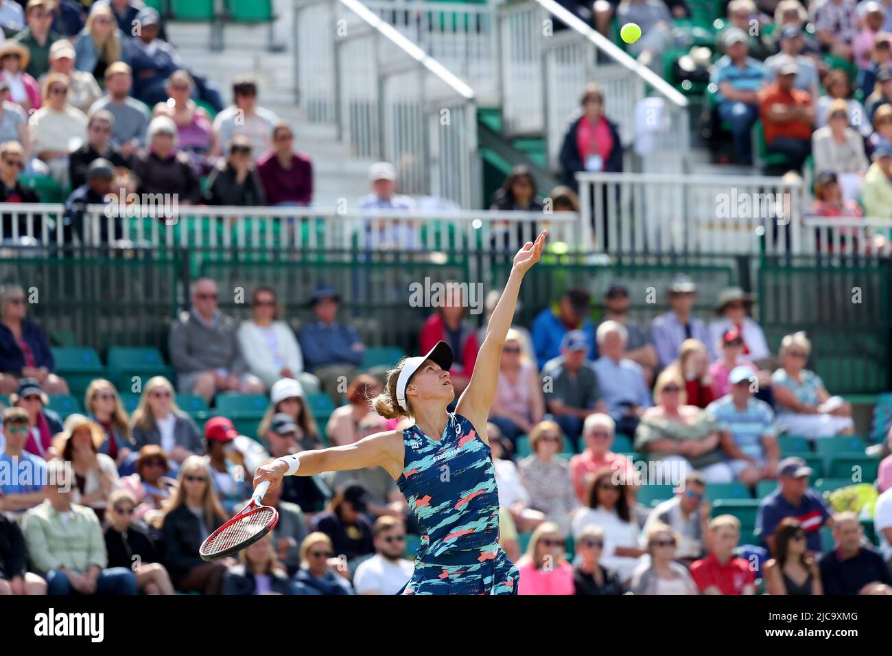 11th juin 2022; Nottingham tennis Centre, Nottingham, Angleterre: Rothesay Open Nottingham Lawn tennis Tournament; Viktorija Golubic sert à Alison Riske Banque D'Images
