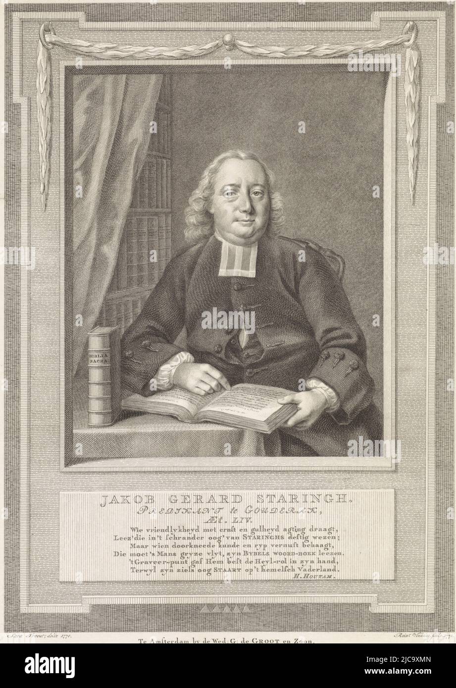 Portrait de Jacobus Gerardus en vedette, pasteur à Gouderak il est assis derrière une table sur laquelle est un livre ouvert et une Bible en arrière-plan une bibliothèque, Portrait de Jacobus Gerardus en vedette, imprimeur: Reinier Vinkeles (I), (mentionné sur l'objet), dessinateur intermédiaire: Sara Troost, (mentionnée sur l'objet), H. Houtam, (mentionnée sur l'objet), Amsterdam, 1771, papier, gravure, gravure, h 350 mm × l 254 mm Banque D'Images