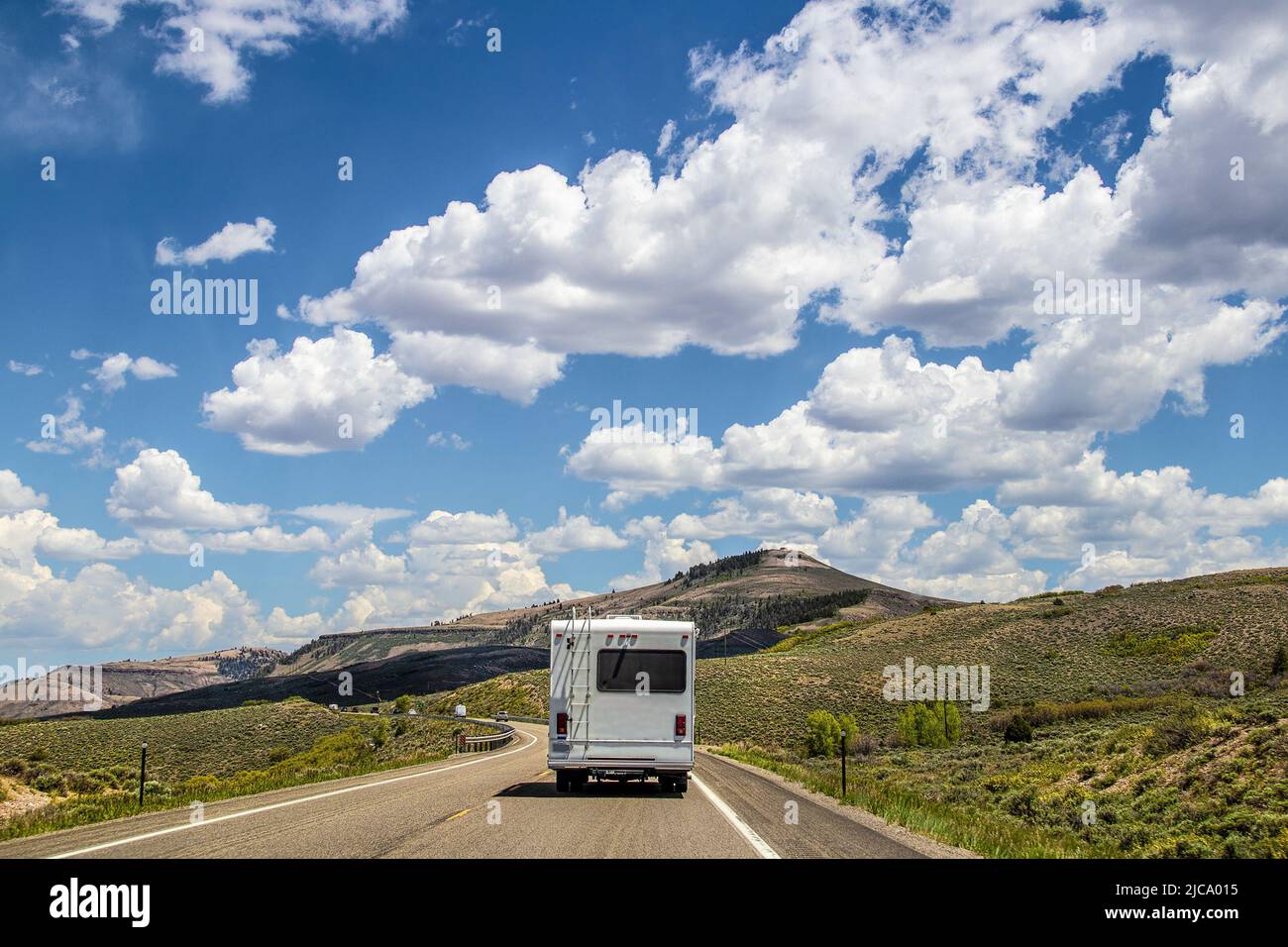 Cabine de camping blanche sur une autoroute à deux voies avec les basses montagnes du Colorado du sud et le brouet en arrière-plan Banque D'Images