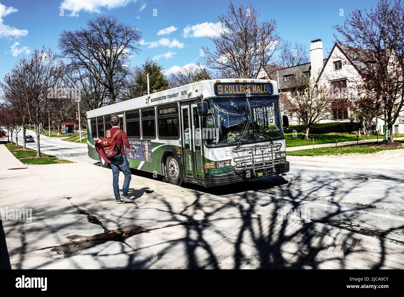 2021-03 - 24 Bloomington Indiana USA - Etudiant witih Backpack boards bus se dirige vers College Mall près de l'université d'État de l'Indiana au début du printemps. Banque D'Images