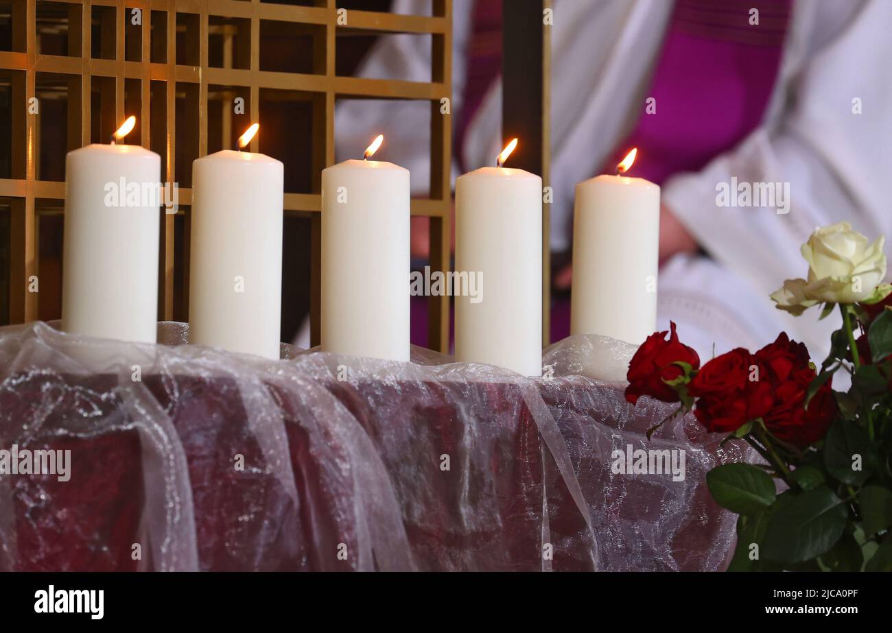Garmisch Partenkirchen, Allemagne. 11th juin 2022. Cinq bougies ont été allumées lors d'un service funéraire pour les victimes de l'accident de train avec cinq morts et plusieurs blessés dans l'église paroissiale de l'Assomption de Marie. Credit: Karl-Josef Hildenbrand/dpa-Pool/dpa/Alay Live News Banque D'Images