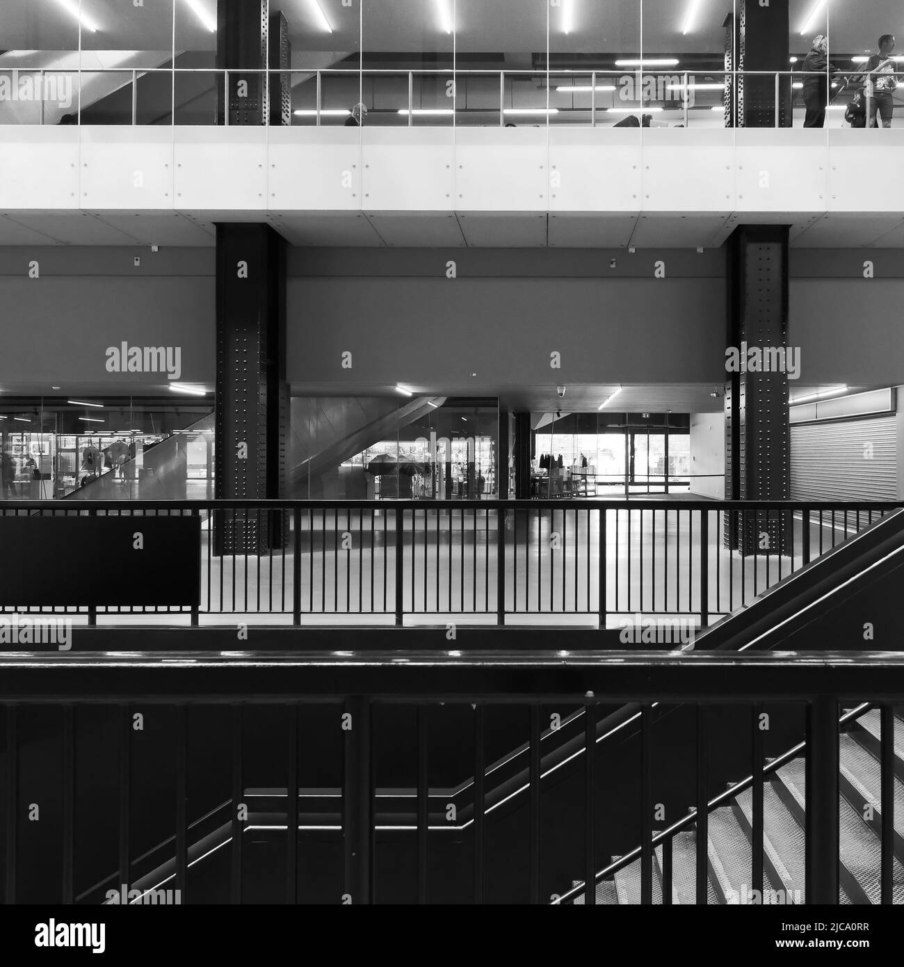 Londres, Grand Londres, Angleterre, 08 juin 2022 : monochrome. Escalier et étages juste à l'intérieur de l'entrée de la galerie d'art moderne Tate. Banque D'Images