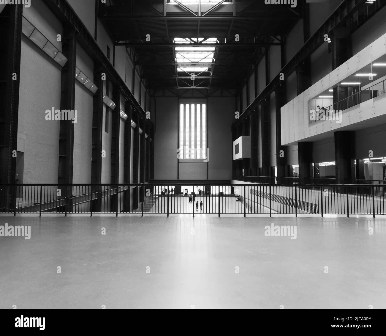Londres, Grand Londres, Angleterre, 08 juin 2022 : monochrome. L'intérieur de la galerie d'art moderne Tate donne du premier étage à l'entrée. Banque D'Images