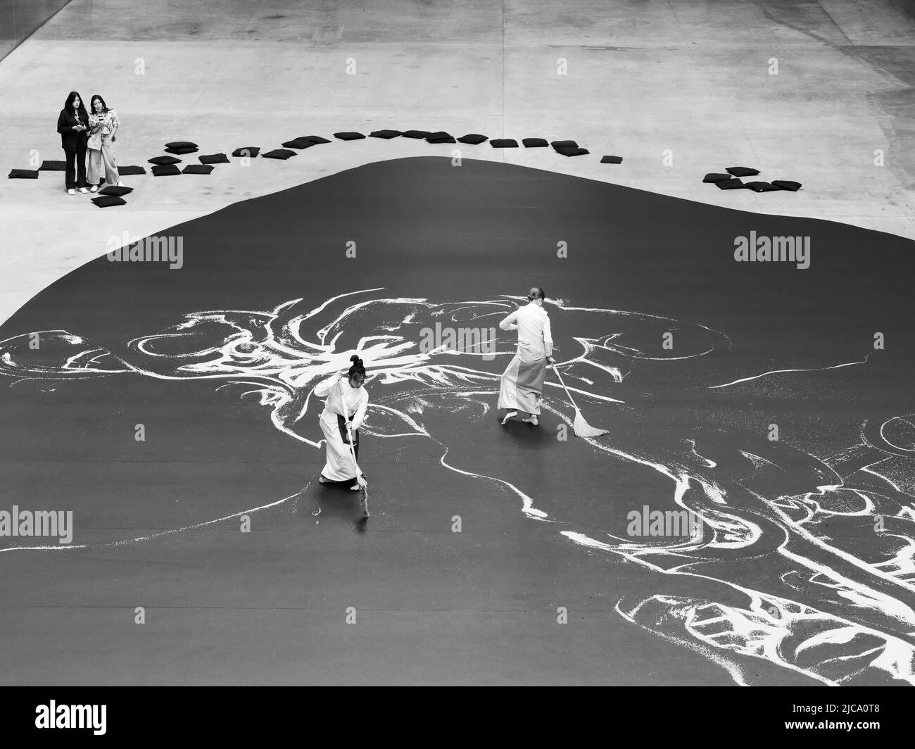 Londres, Grand Londres, Angleterre, 08 juin 2022 : monochrome. Représentation artistique en direct avec des pinceaux dans la galerie d'art moderne Tate. Banque D'Images