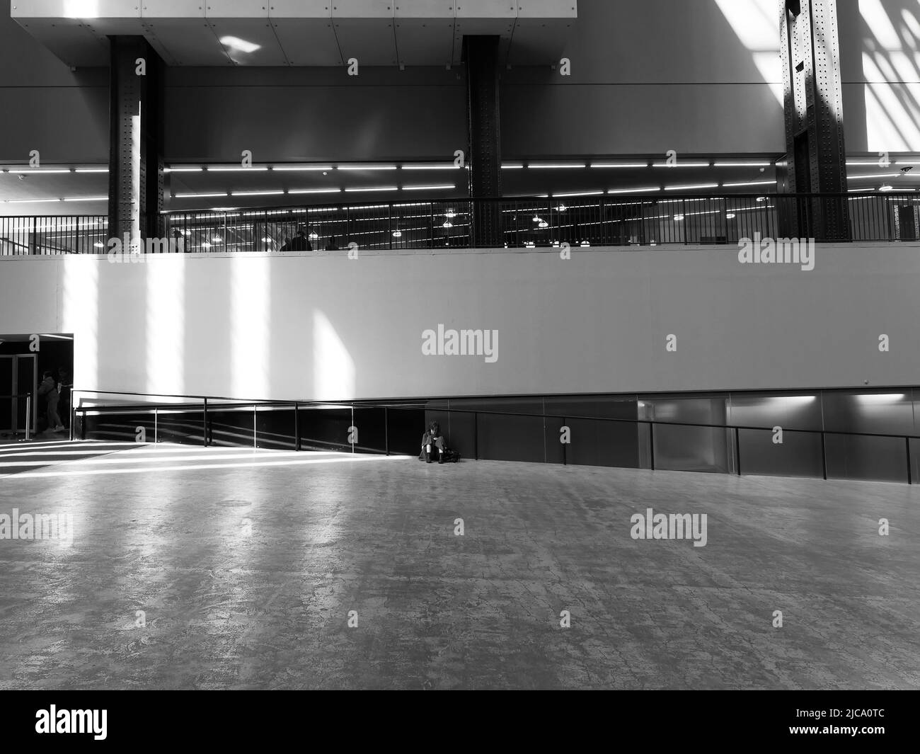 Londres, Grand Londres, Angleterre, 08 juin 2022 : monochrome. Lady est isolée dans le hall d'entrée de la galerie d'art moderne Tate. Banque D'Images
