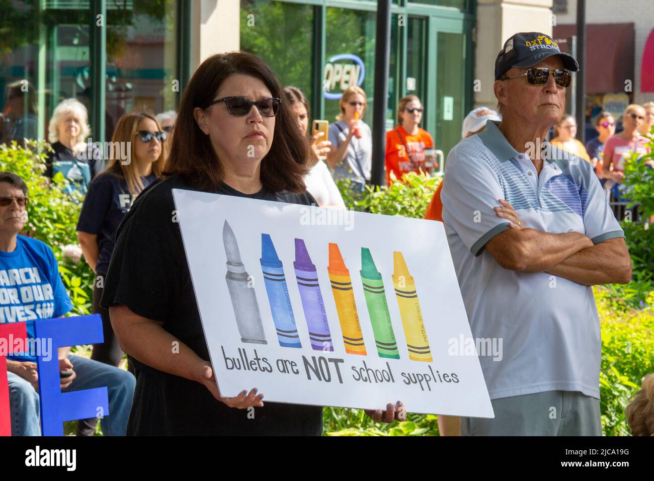 Oxford, Michigan, États-Unis. 11th juin 2022. Des centaines de personnes se sont ralliées à des lois plus strictes sur le contrôle des armes à feu dans la ville où quatre étudiants ont été abattus à l'école secondaire d'Oxford en novembre 2021. C'était l'un des nombreux rassemblements organisés en mars pour notre vie à travers le pays pour protester contre la violence par les armes à feu et les fusillades de masse. Le rassemblement d'Oxford a été organisé par le groupe d'étudiants No future Without Today. Crédit : Jim West/Alay Live News Banque D'Images