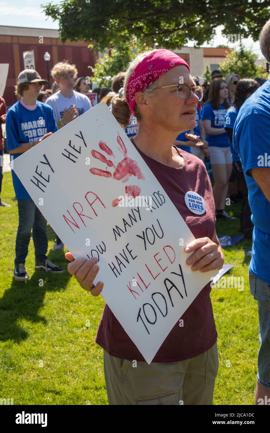 Oxford, Michigan, États-Unis. 11th juin 2022. Des centaines de personnes se sont ralliées à des lois plus strictes sur le contrôle des armes à feu dans la ville où quatre étudiants ont été abattus à l'école secondaire d'Oxford en novembre 2021. C'était l'un des nombreux rassemblements organisés en mars pour notre vie à travers le pays pour protester contre la violence par les armes à feu et les fusillades de masse. Le rassemblement d'Oxford a été organisé par le groupe d'étudiants No future Without Today. Crédit : Jim West/Alay Live News Banque D'Images