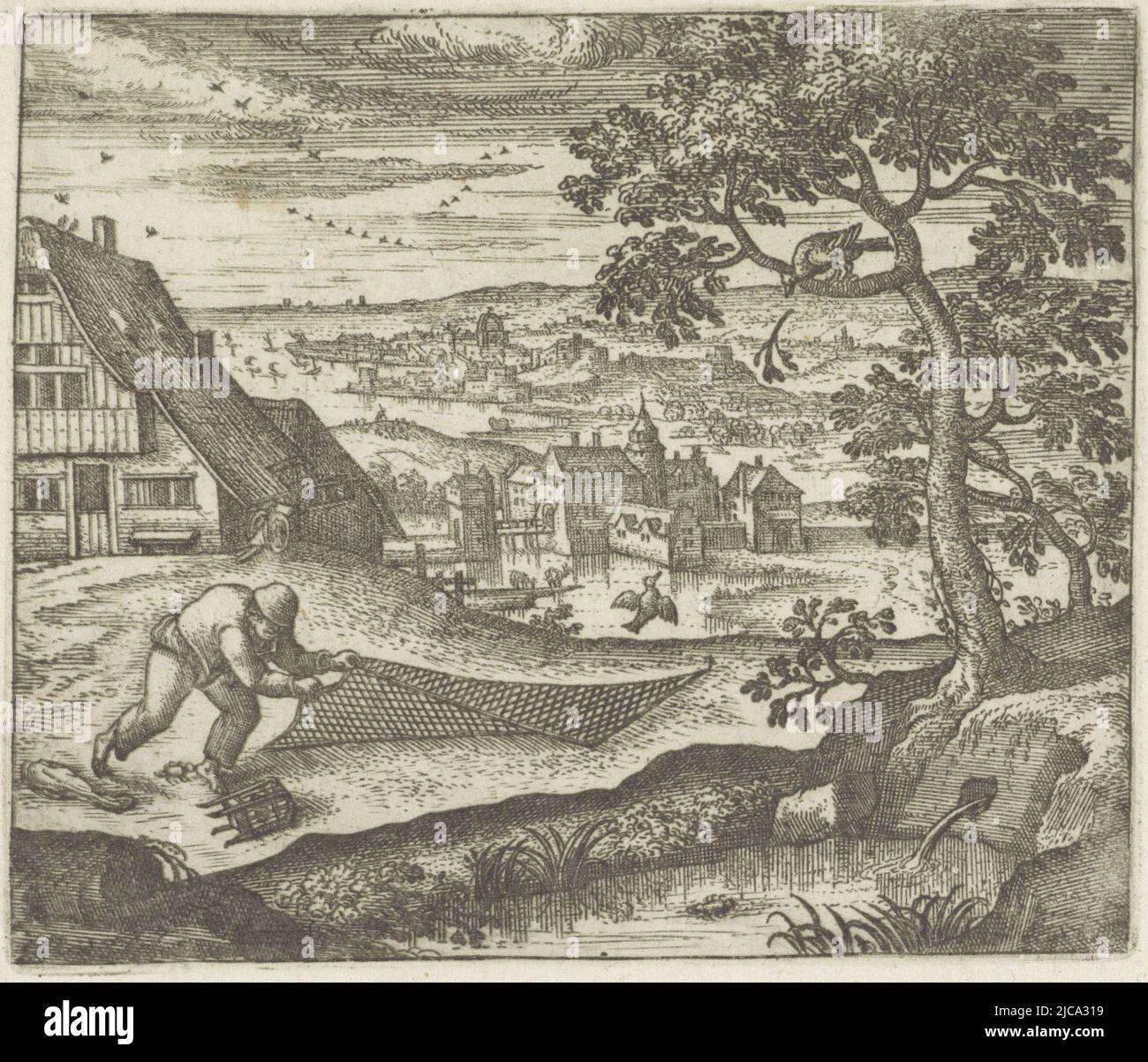 Dans un paysage, Un oiseau attrape un arc avec un filet à côté de lui se trouve une cage sur le sol entre ses pieds un homard aussi nager dans l'eau au premier plan est un homard près du filet un oiseau volant dans l'arbre un oiseau tombant une branche à Le gauche une maison d'habitation et au loin un château et une ville au bord de l'eau, Bird Catcher en paysage, imprimerie: Anonyme, 1550 - 1650, papier, gravure, h 95 mm × l 111 mm Banque D'Images