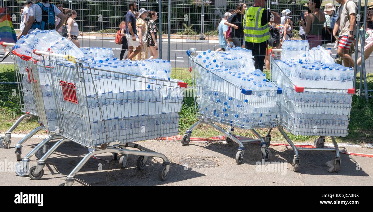 Tel Aviv Yafo, Israël - 10 juin 2022. Des chariots pleins de bouteilles d'eau se trouvent à l'extérieur par temps chaud et ensoleillé Banque D'Images