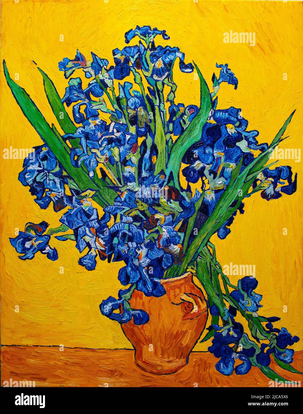 Peinture à l'huile sur toile. Vase avec iris sur fond jaune. Copie gratuite basée sur la célèbre peinture de Vincent Van Gogh. Banque D'Images
